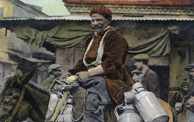 Greece, Saloniki (or Thessaloniki): smiling man rides on a donkey, with cans, on the square of the market - Postcard 1914-1918