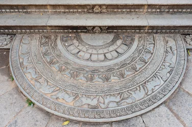 Historic stone-relief; ornamental stone decorated with animals at the base of a flight of stairs; moonstone at Jaya Sri Maha Bodhi; Anuradhapura; Sri Lanka; Asia