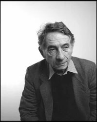 Photographer Mario Dondero in Leemage studio in 2004.