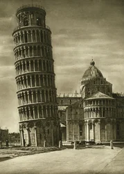 The leaning tower and apse of the dome of Pisa in 1925