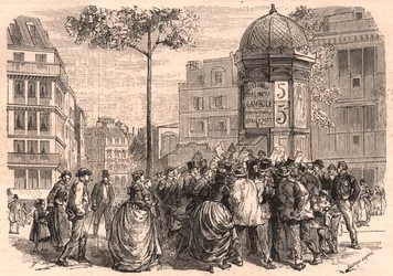 Boulevard Pigalle in Paris: Parisian crowd around a Morris column during the selling of the newspapers
