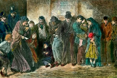 Poverty in London at the door of a shelter. Poor and hungry families line up in front of a home. Engraving from 1869. Private collection