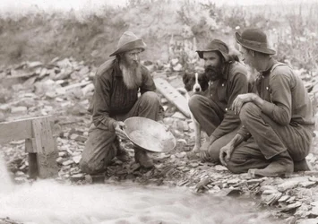 3 men filtering the earth to obtain gold: Gold seekers in southern Dakota, Rockerville. Photography 1889