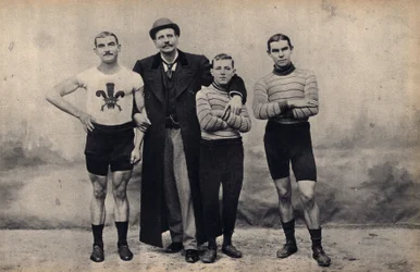 Portrait of the Gladiator cycle team. Photography, late 19th century, Paris. Coll. Selva