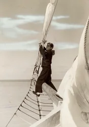 Navy, tightening the bow