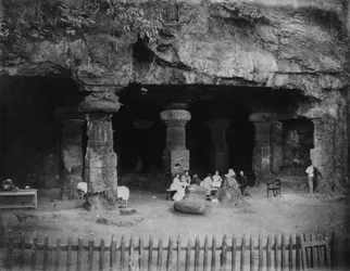 India: picnic at the entrance of the Elephanta Caves near Bombay