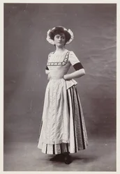 Edwardian portrait, woman in 18th-century dress